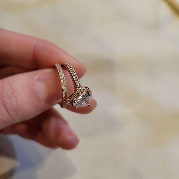 Elegant Gold and Silver Teardrop Ring - Picture 8 of 9